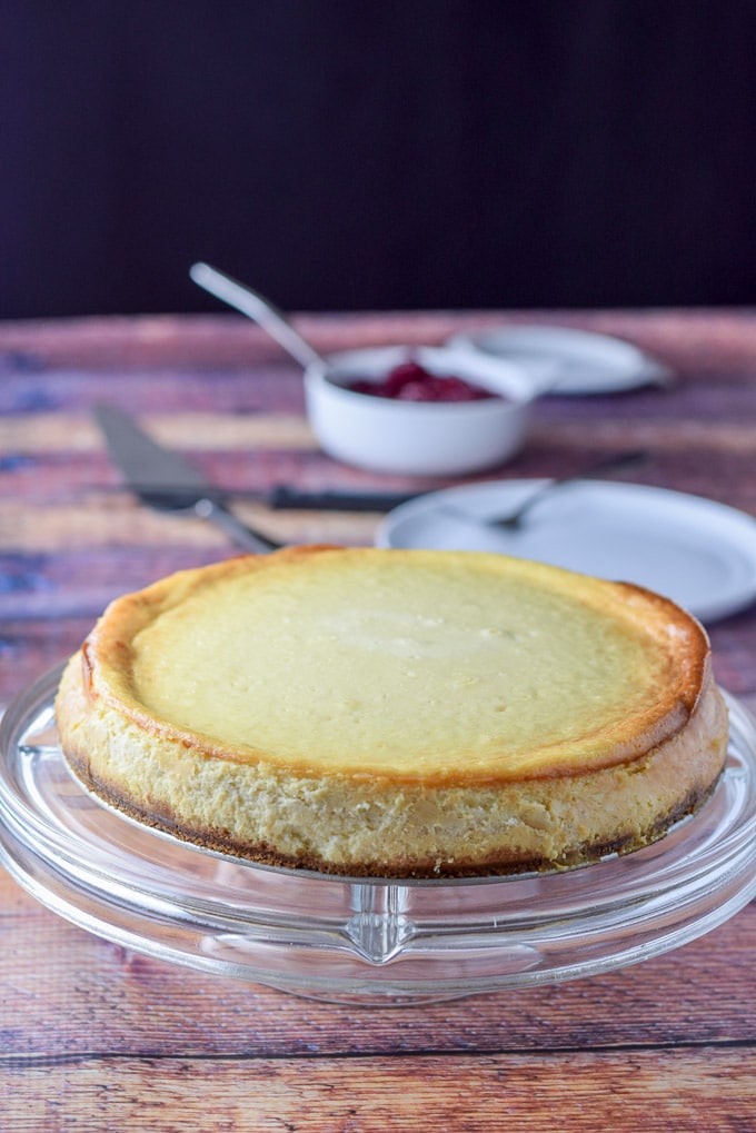 A cake pedestal with a cheesecake on it