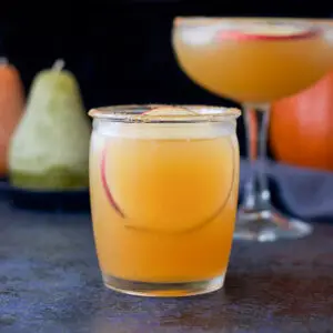 Short glass with the margarita with an apple round in it - square