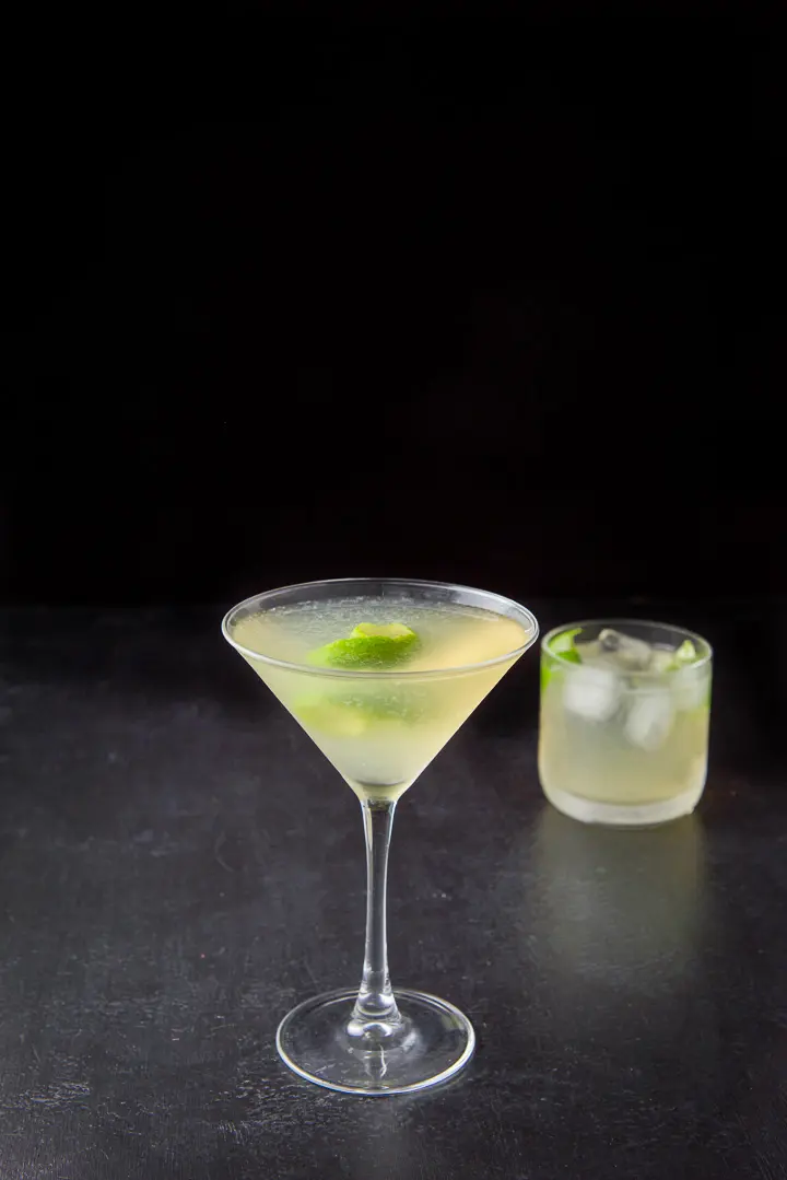 The gimlet poured into the glasses with lime twists as garnish