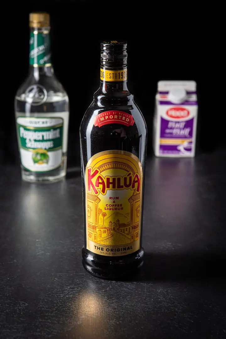 The ingredients for this shot recipe: Coffee liqueur, peppermint schnapps and half & half