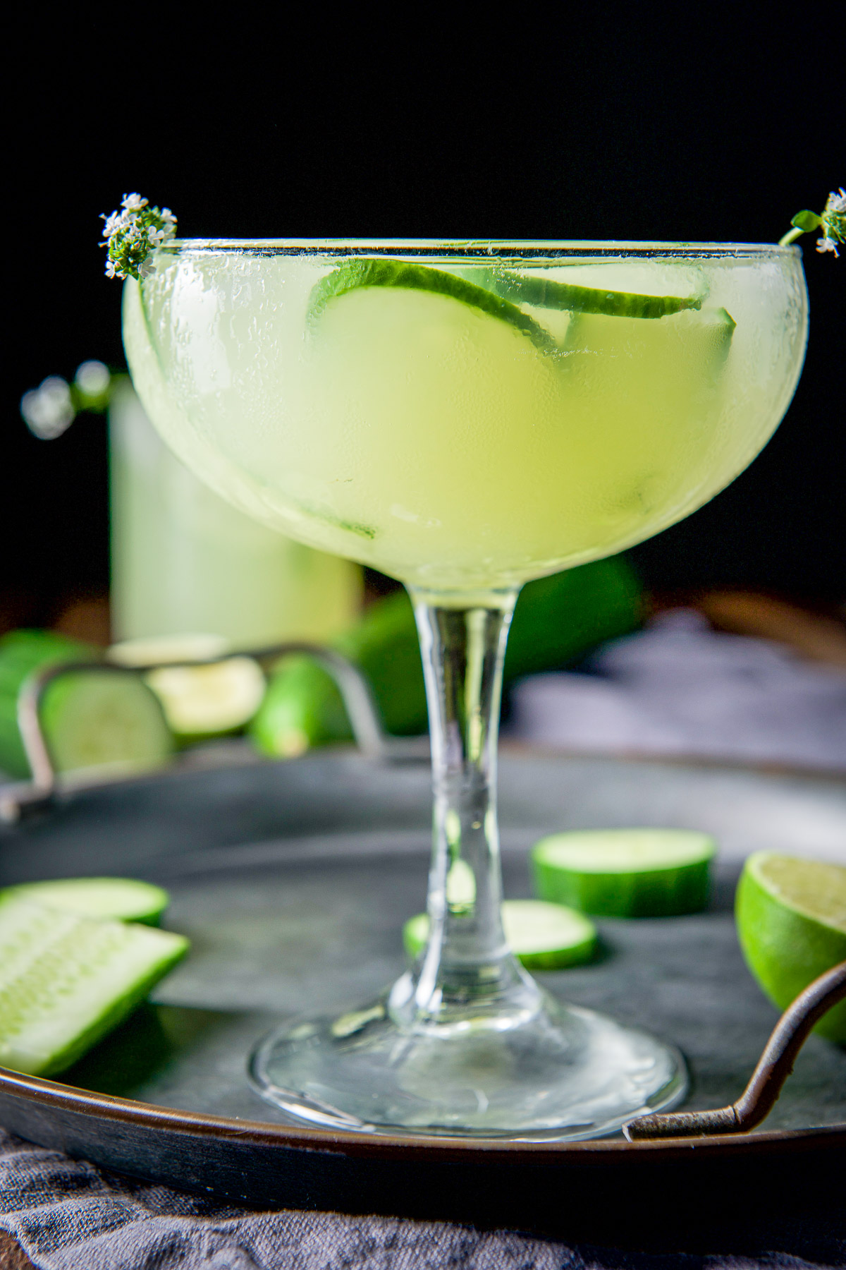 Vertical view of the bowl glass filled with the margarita