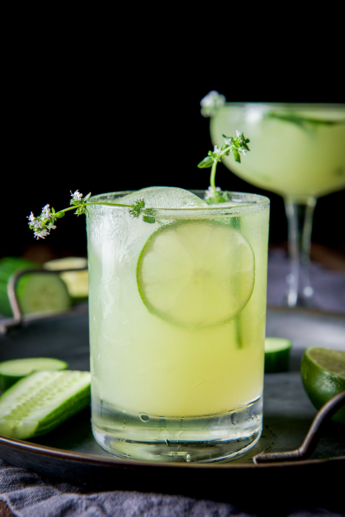 A tray with the double old fashioned glass filled with the margarita