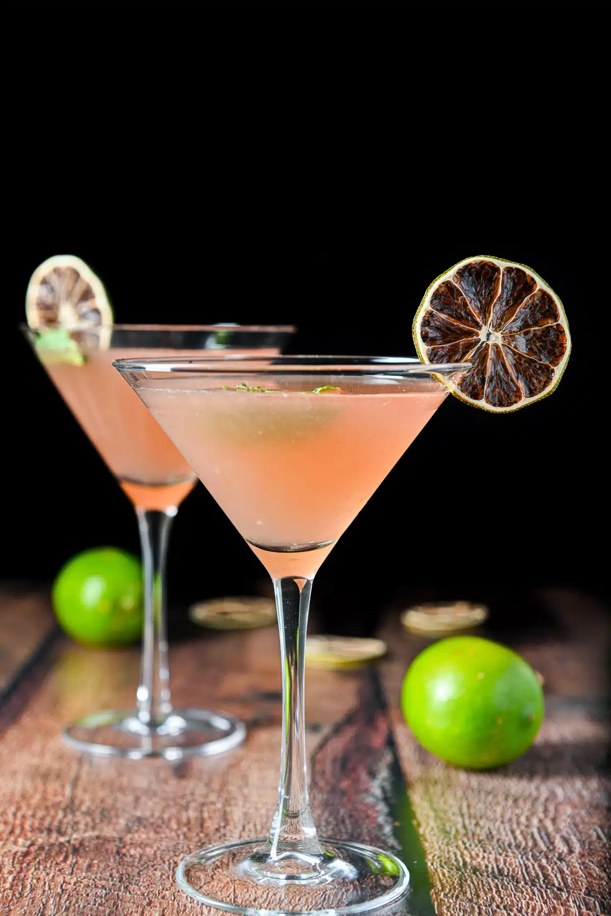 Vertical view of the berry martini with limes on the table