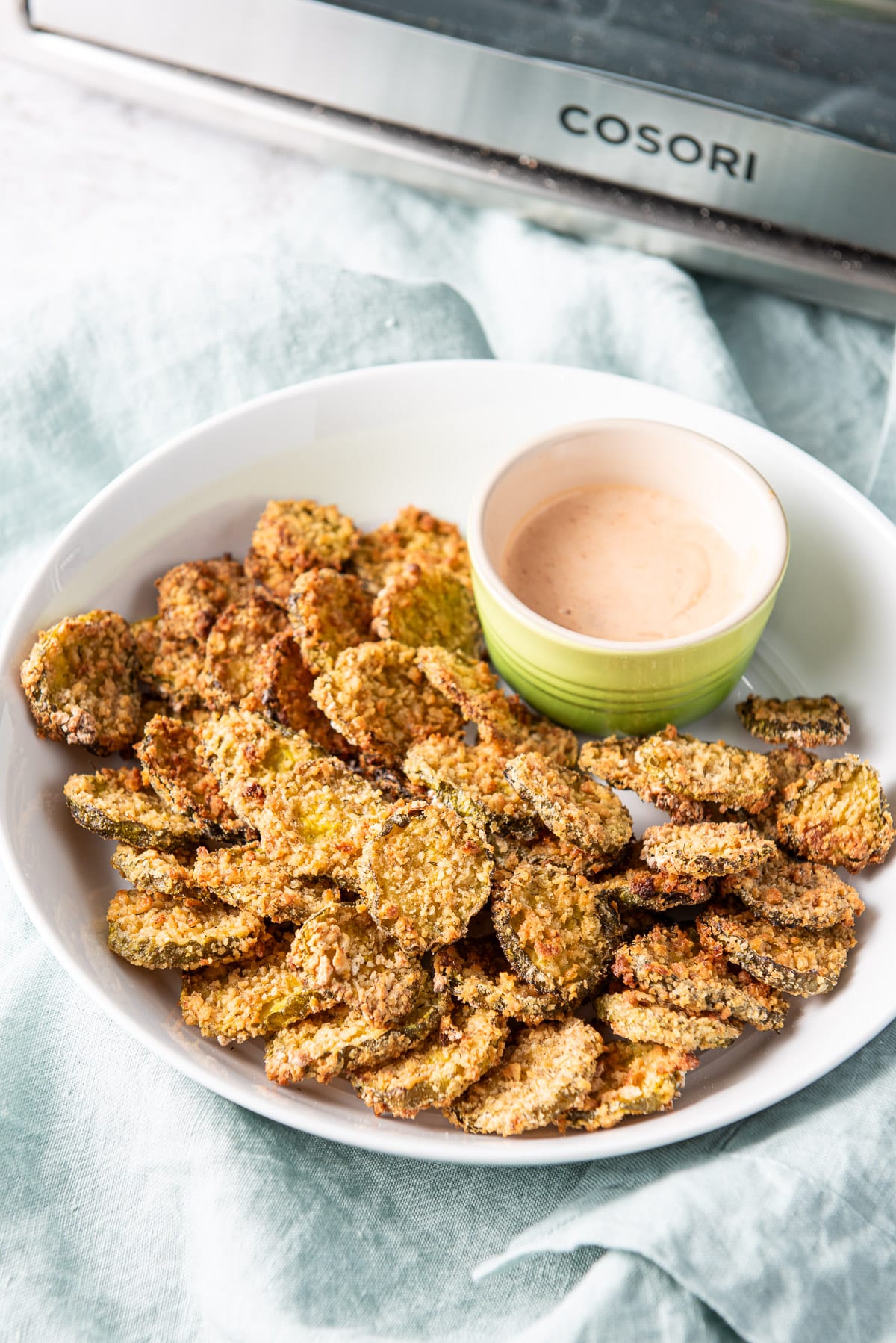 Cosori in the photo with the crispy pickles