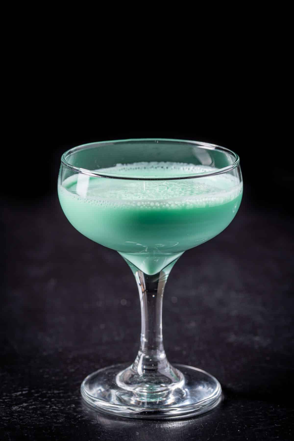 Close up on a coupe glass with the grasshopper cocktail